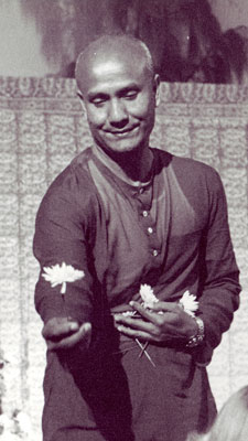 sri chinmoy oferecendo flor